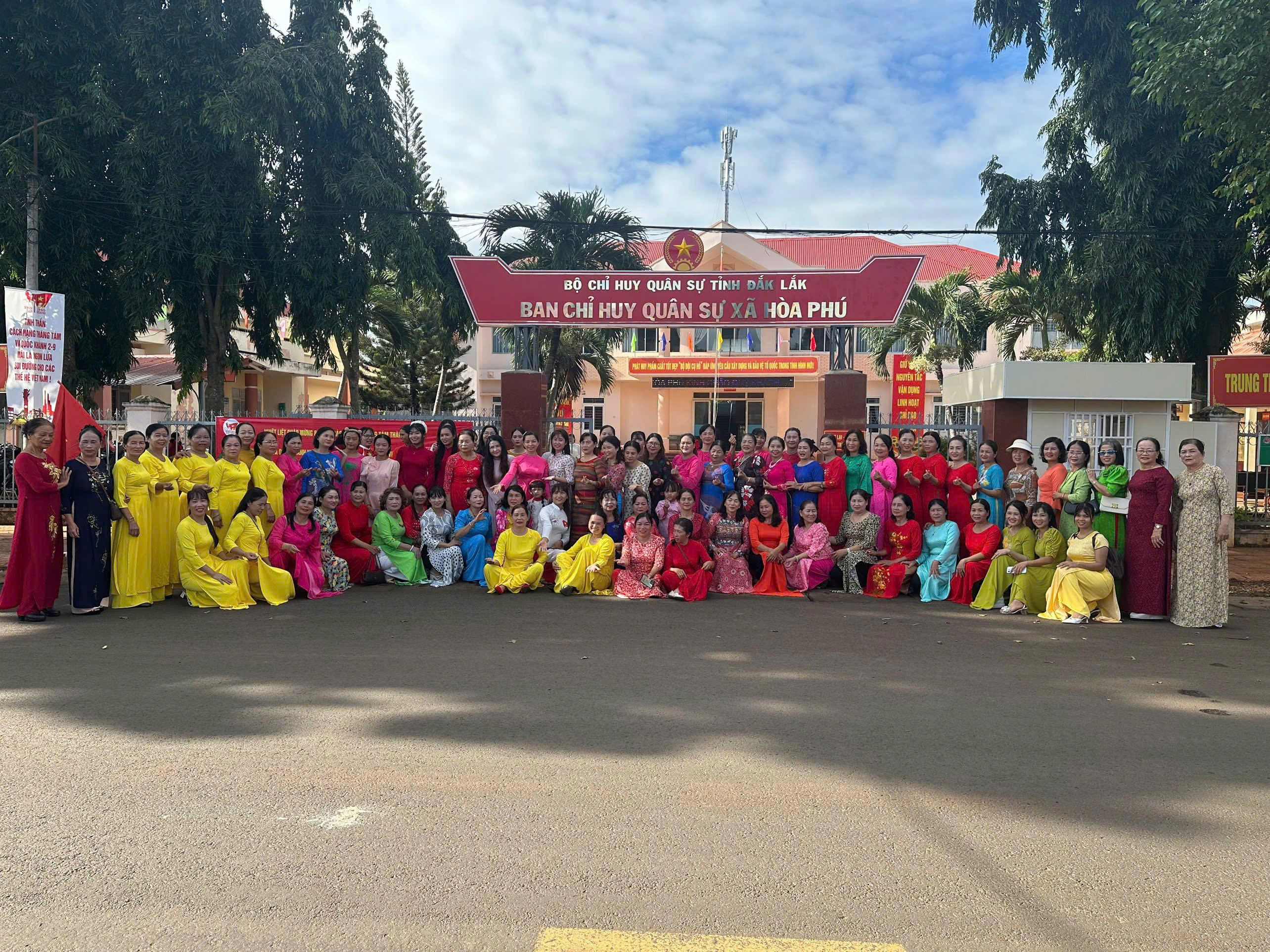 Hội Liên hiệp Phụ nữ xã Hòa Phú rực rỡ sắc màu Áo dài chào mừng kỷ niệm Cách mạng Tháng Tám và Quốc khánh 2/9