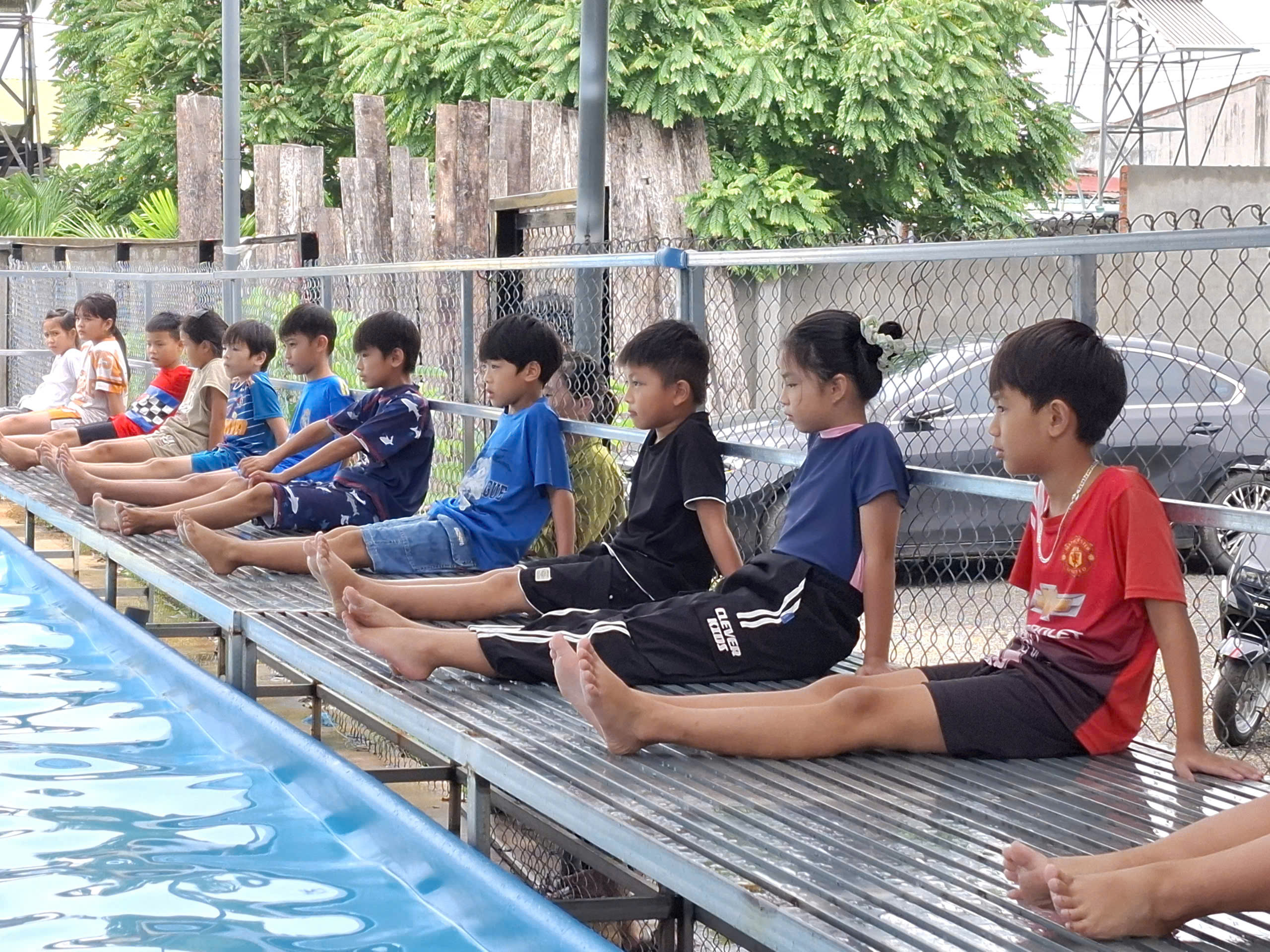Xã Hòa Phú khai mạc lớp dạy bơi miễn phí cho thiếu niên, nhi đồng tại hồ bơi Hoàng Anh