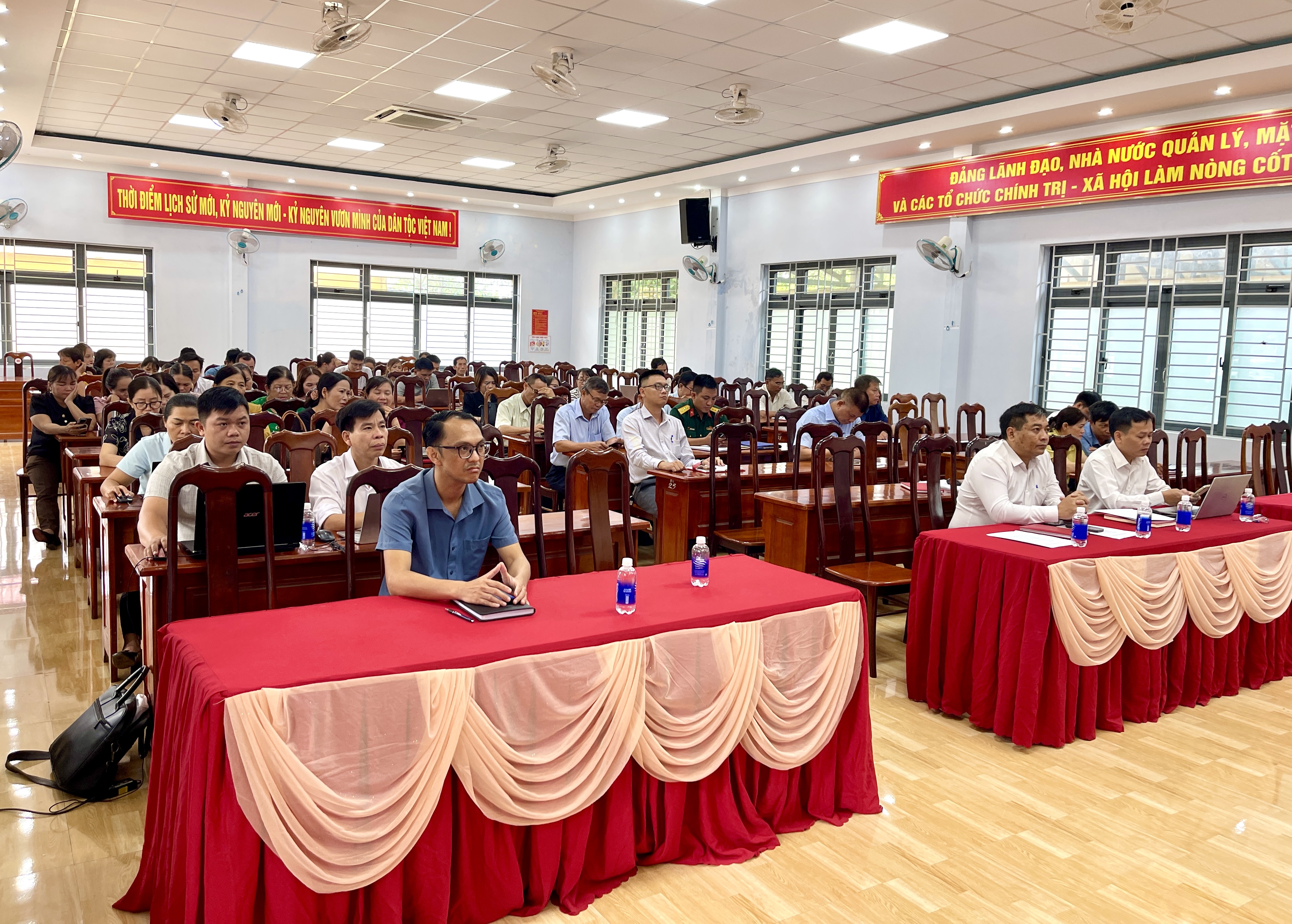Đảng ủy xã Hòa Phú tham dự Hội nghị toàn quốc nghiên cứu, học tập, quán triệt và triển khai thực hiện Nghị quyết số 10-NQ/TW của Bộ Chính trị