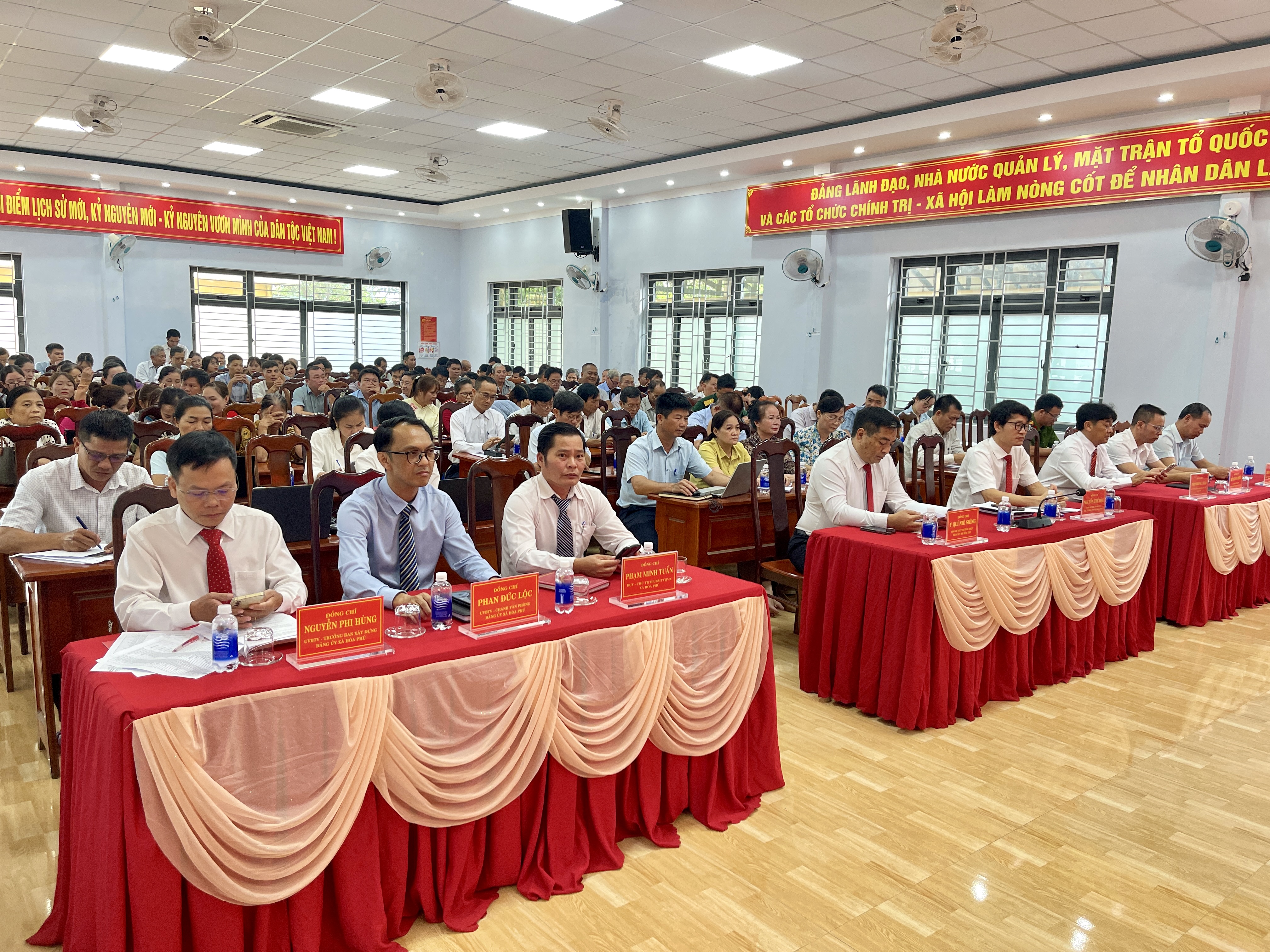 Đảng ủy xã Hòa Phú tổ chức Hội nghị công bố quyết định sắp xếp thôn, buôn và công tác cán bộ tại cơ sở