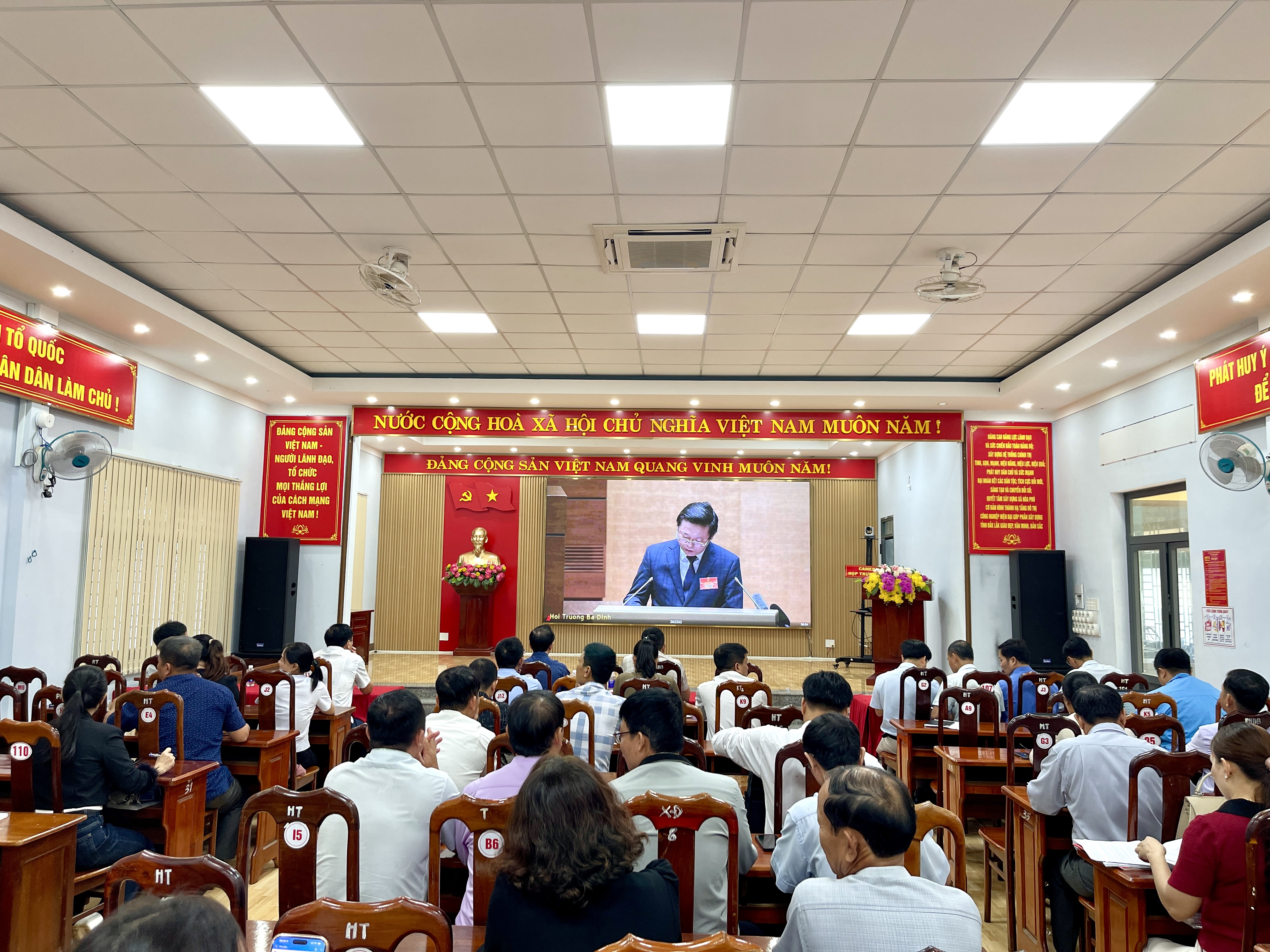 Đảng ủy xã Hòa Phú tổ chức Hội nghị trực tuyến toàn quốc nghiên cứu, học tập, quán triệt và triển khai thực hiện Nghị quyết Hội nghị lần thứ ba Ban Chấp hành Trung ương Đảng khóa XIV