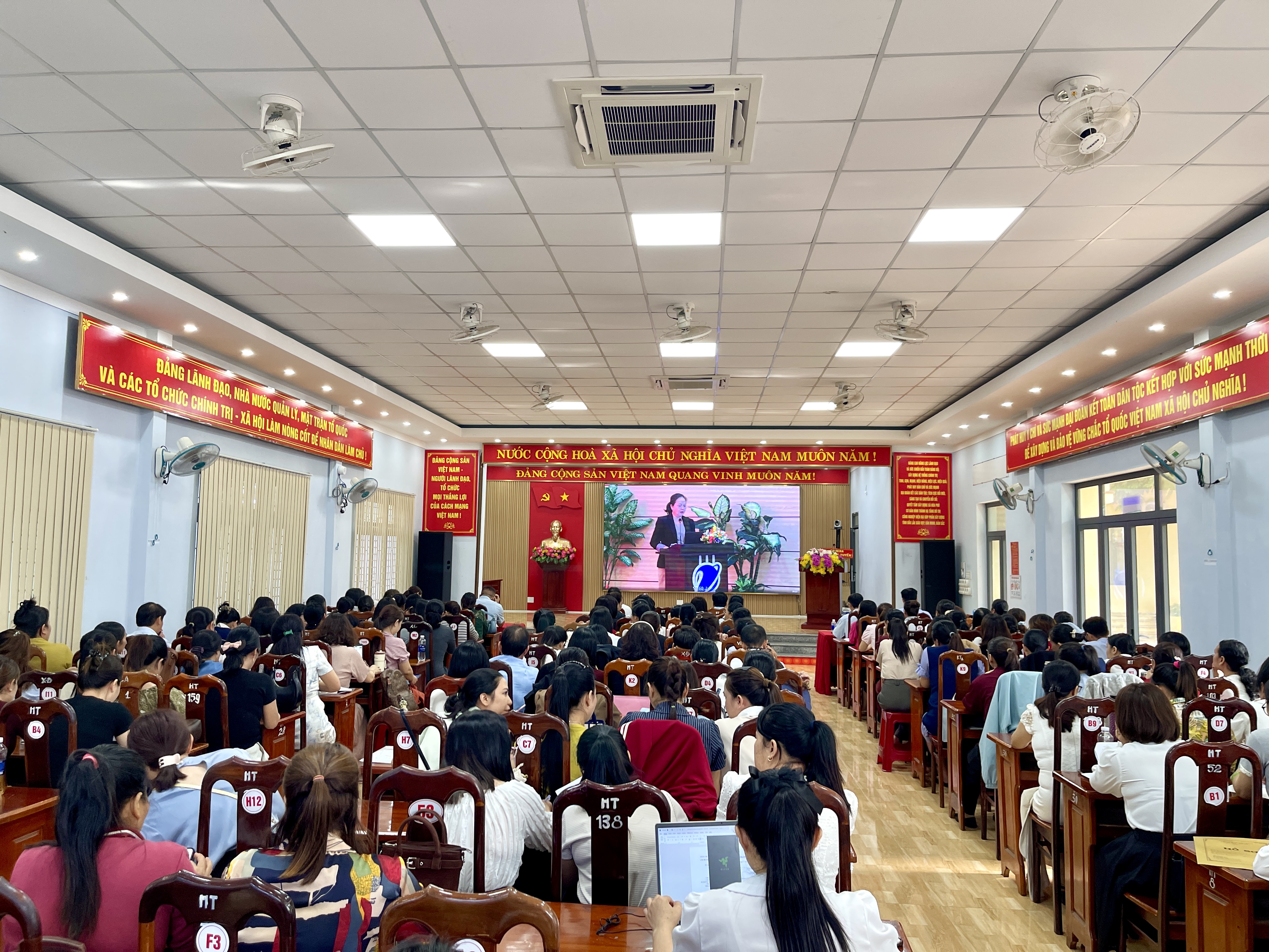 Đảng Ủy Xã Hòa Phú Tổ Chức Hội Nghị Bồi Dưỡng Lý Luận Chính Trị Hè Năm 2026 Cho Đội Ngũ Cán Bộ Quản Lý, Giáo Viên, Nhân Viên Ngành Giáo Dục
