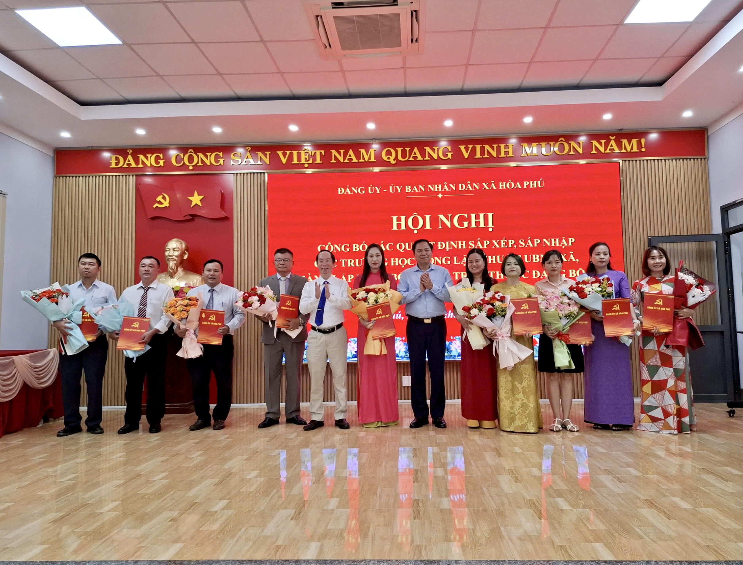 Hội nghị công bố các quyết định sắp xếp, sáp nhập trường học công lập, thành lập tổ chức đảng và công tác cán bộ xã Hòa Phú