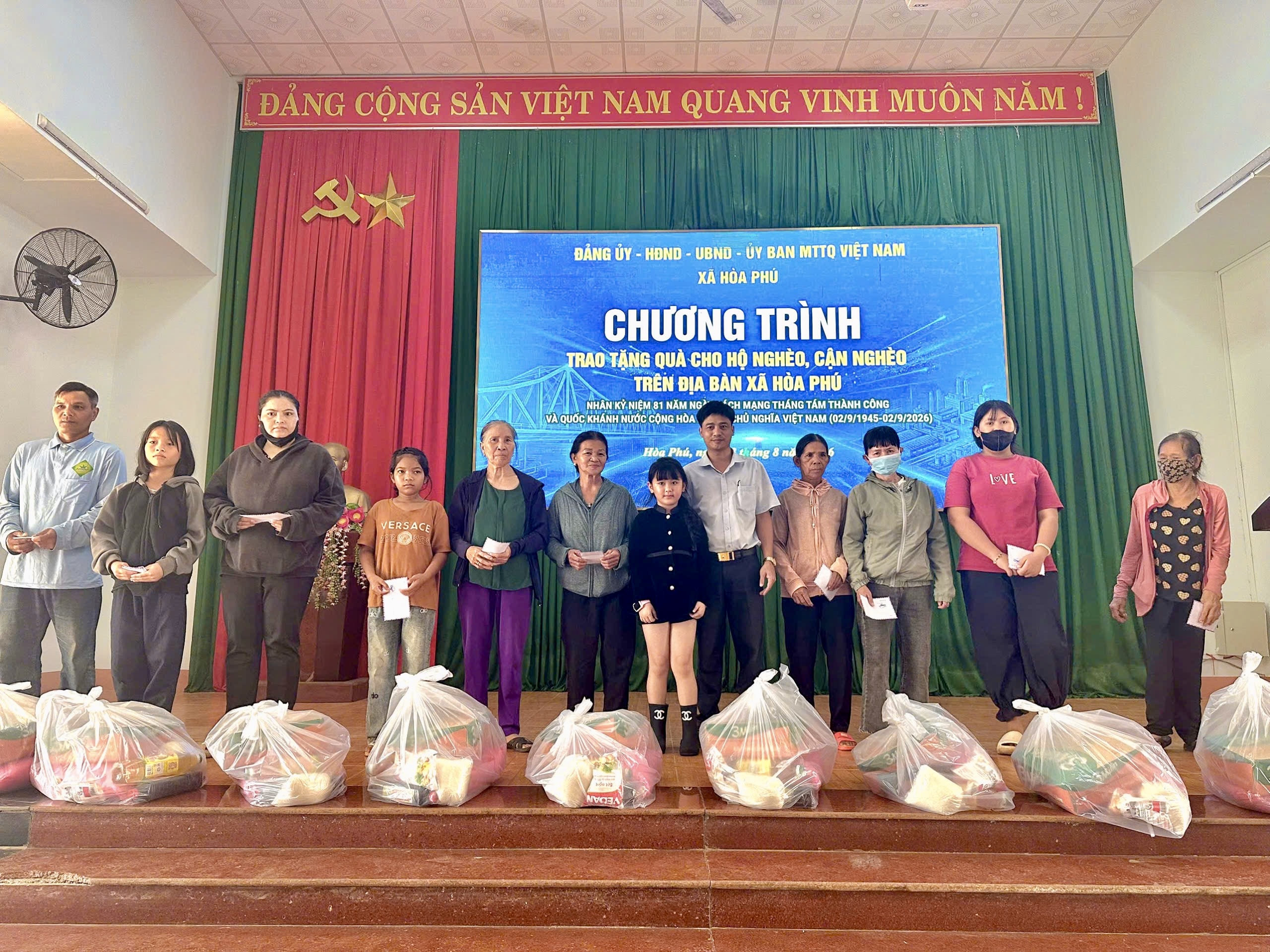 Trao tặng 100 suất quà cho hộ nghèo, hộ cận nghèo nhân dịp kỷ niệm Cách mạng Tháng Tám và Quốc khánh 2/9