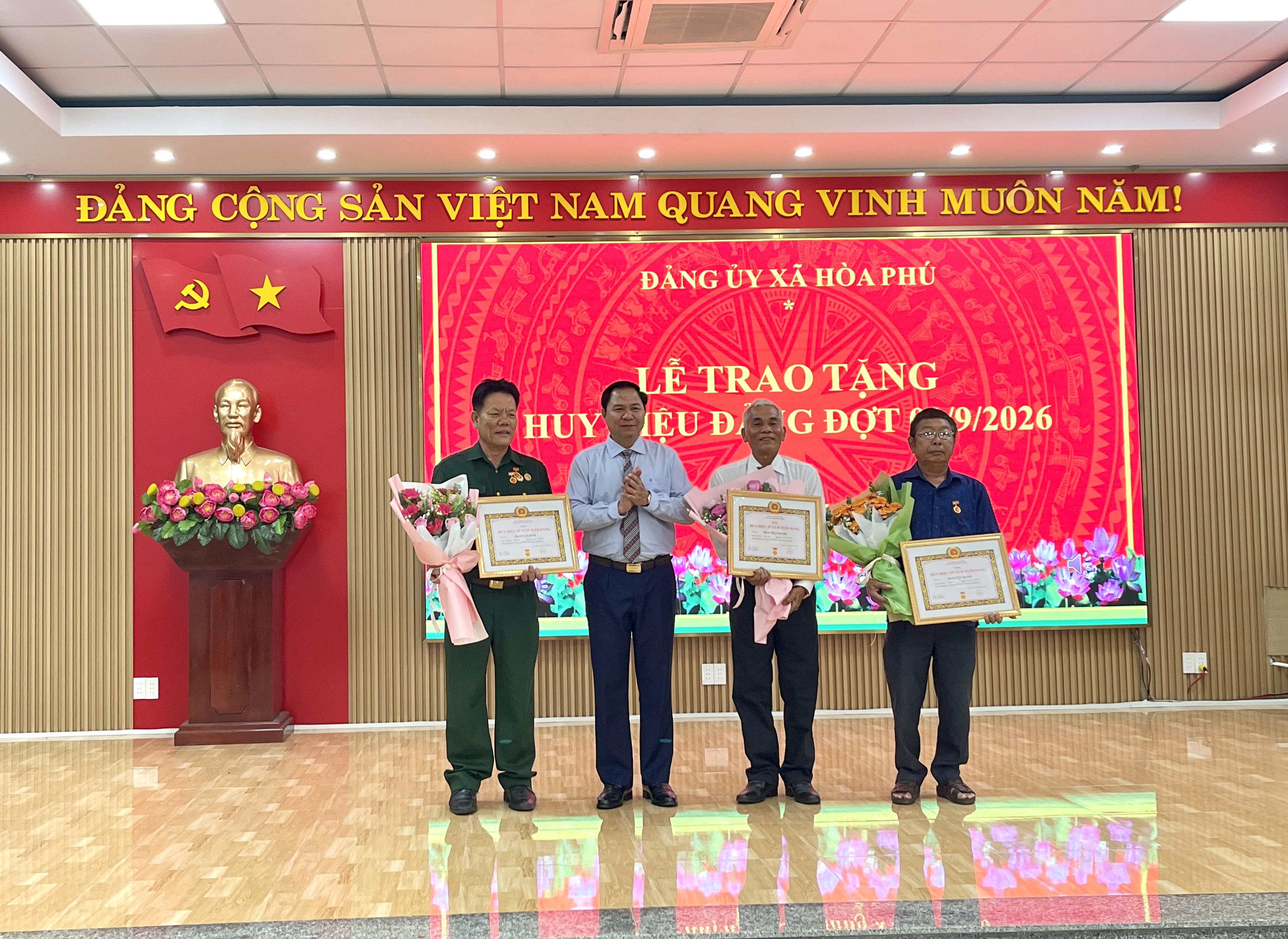 Đảng ủy xã Hòa Phú tổ chức Lễ trao tặng Huy hiệu Đảng đợt 02/9/2026 cho 16 đảng viên