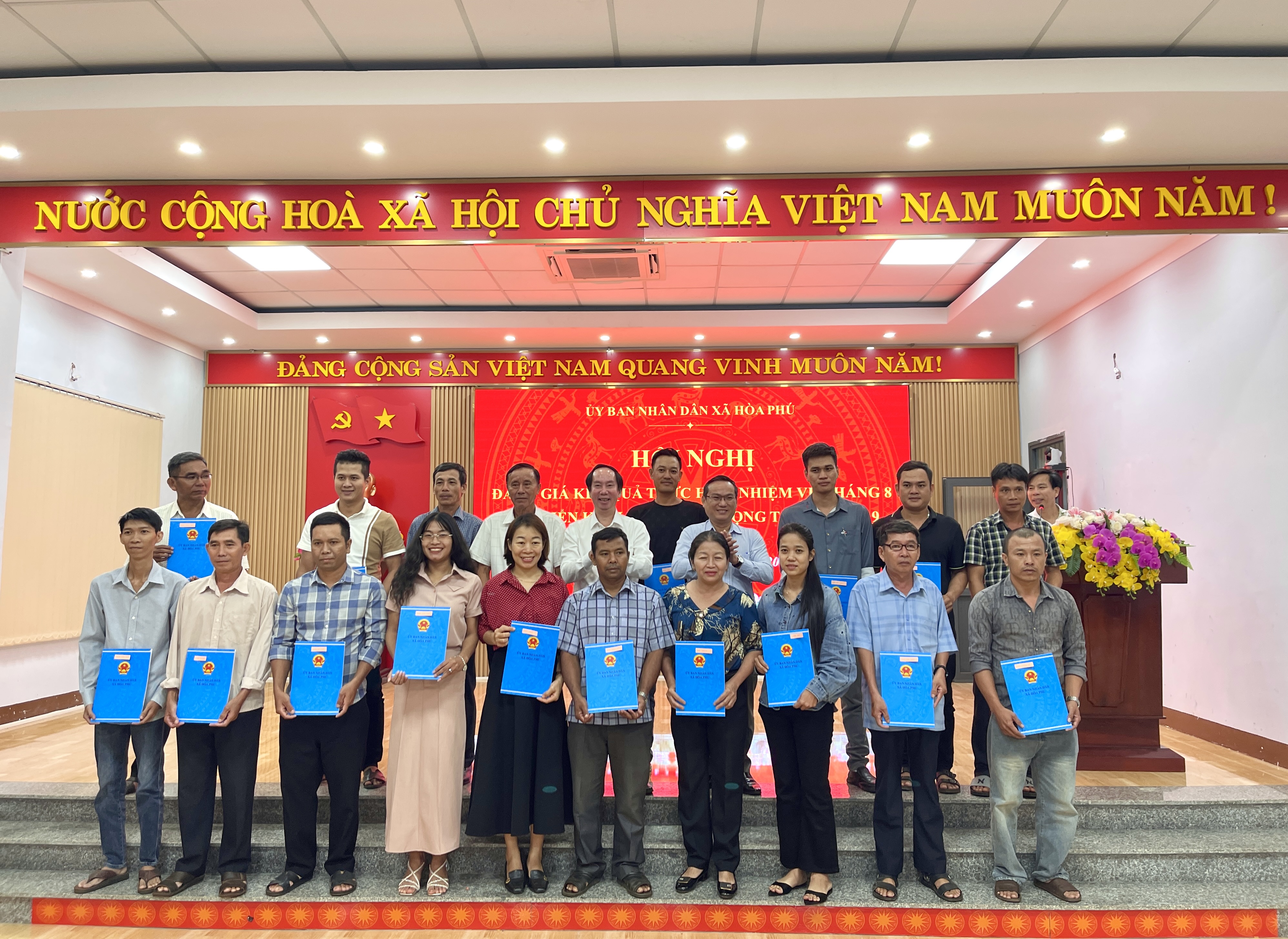 UBND xã Hòa Phú tổ chức Hội nghị triển khai nhiệm vụ trọng tâm trên các lĩnh vực và trao quyết định công tác cán bộ thôn, buôn, làng