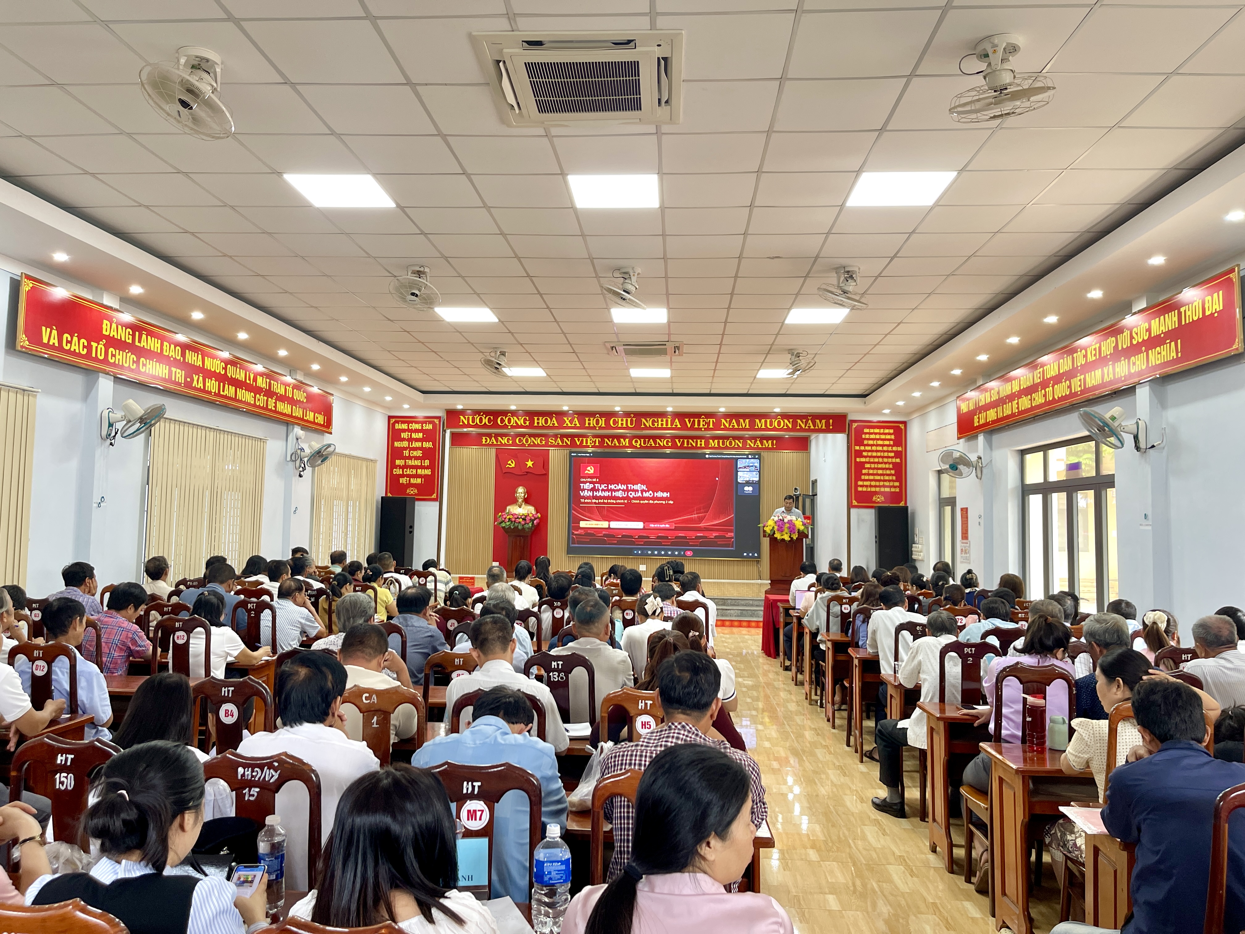 Đảng ủy xã Hòa Phú tổ chức Hội nghị nghiên cứu, học tập, quán triệt Nghị quyết Hội nghị lần thứ ba Ban Chấp hành Trung ương Đảng khóa XIV