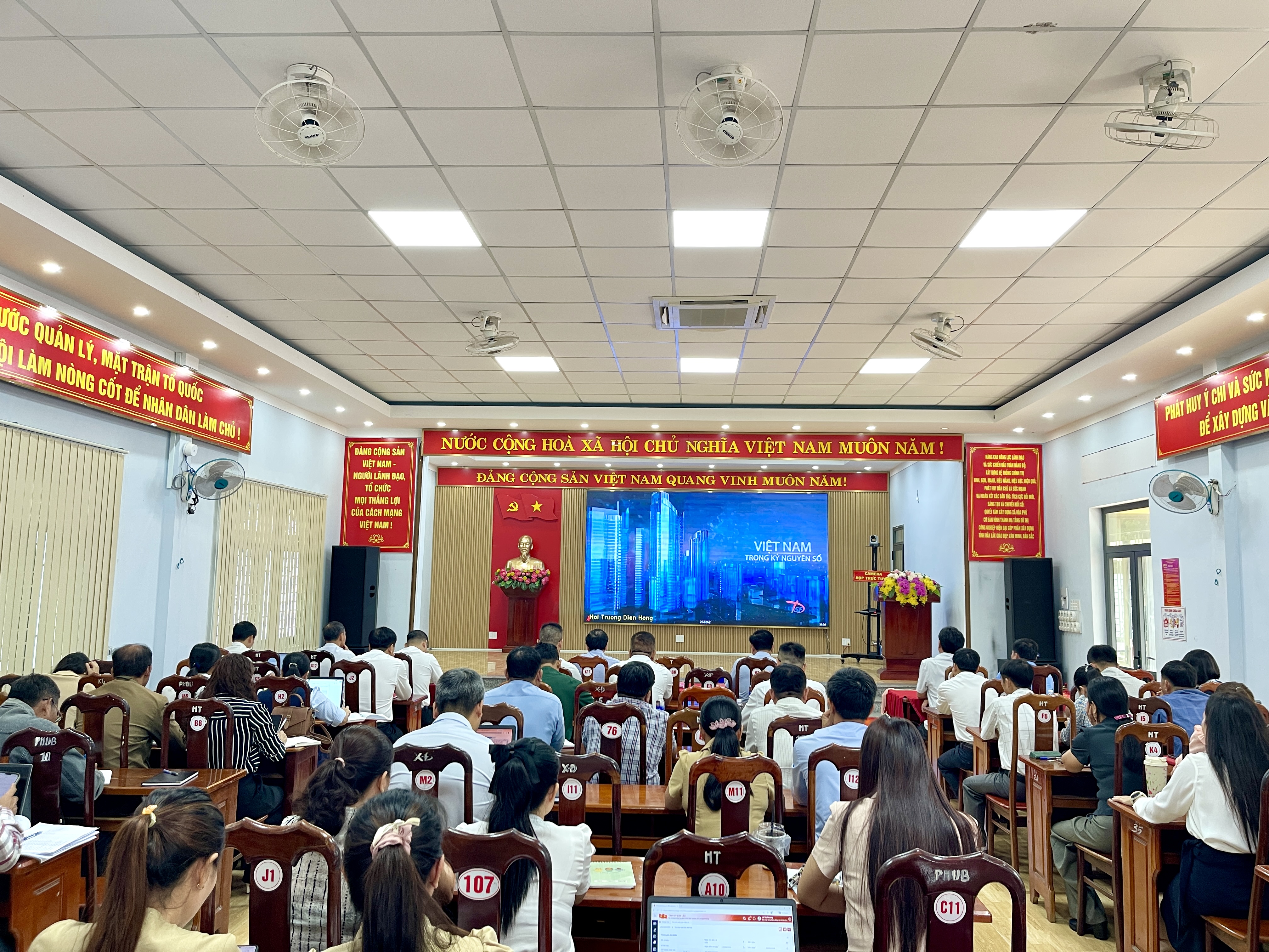 Đảng ủy xã Hòa Phú tham dự Hội nghị toàn quốc nghiên cứu, học tập, quán triệt và triển khai thực hiện một số Nghị quyết, Chỉ thị của Bộ Chính trị
