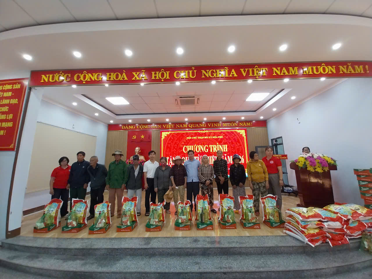 Trao 500 Suất Quà Cho Hộ Nghèo, Người Già Neo Đơn Và Trẻ Em Có Hoàn Cảnh Khó Khăn