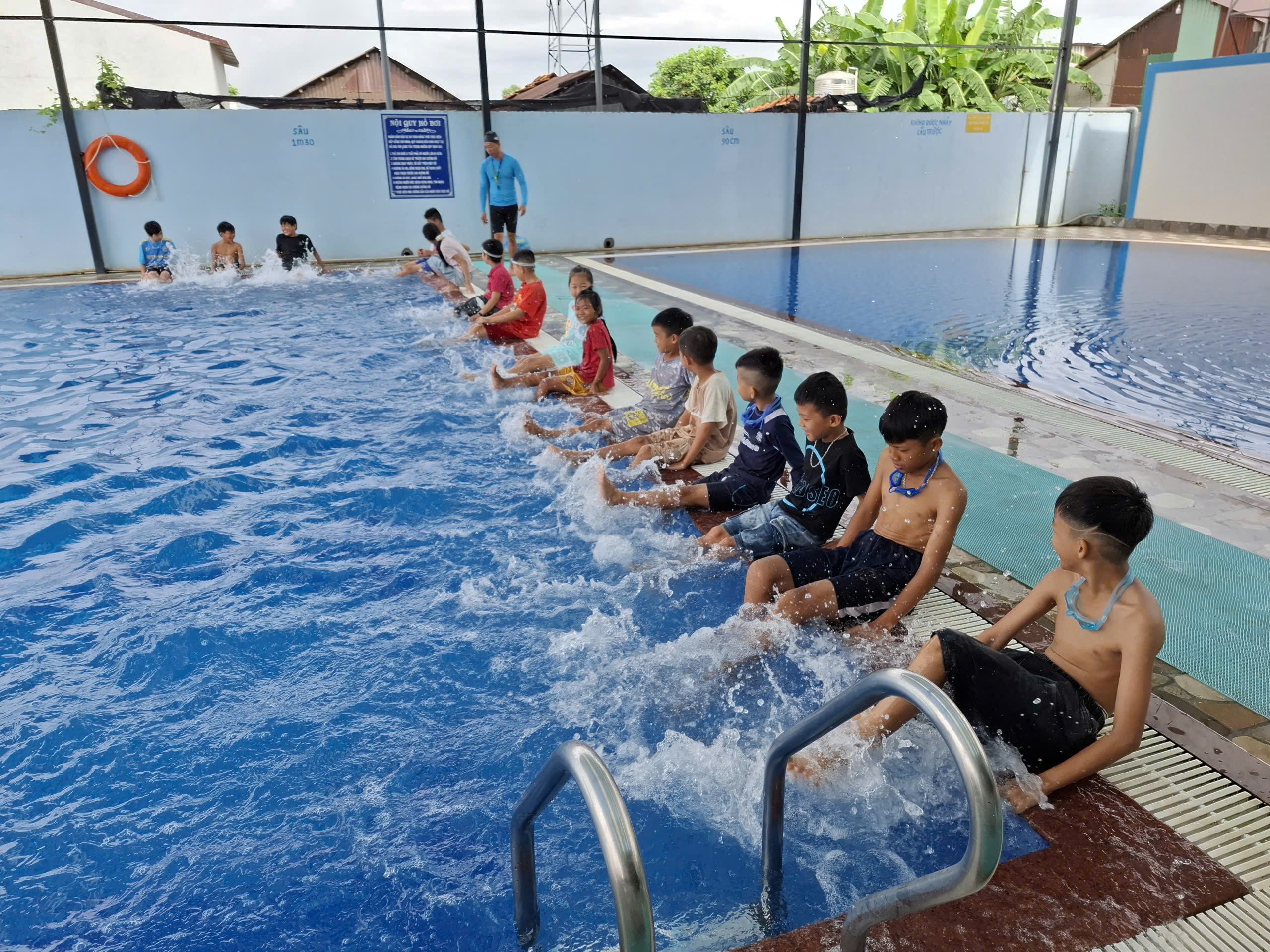 Xã Hòa Phú khai mạc lớp dạy bơi miễn phí cho thiếu niên, nhi đồng trên địa bàn