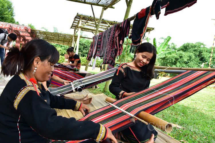 "Thắp lửa" nghề Dệt thổ cẩm truyền thống cho phụ nữ tại Buôn Tuôr