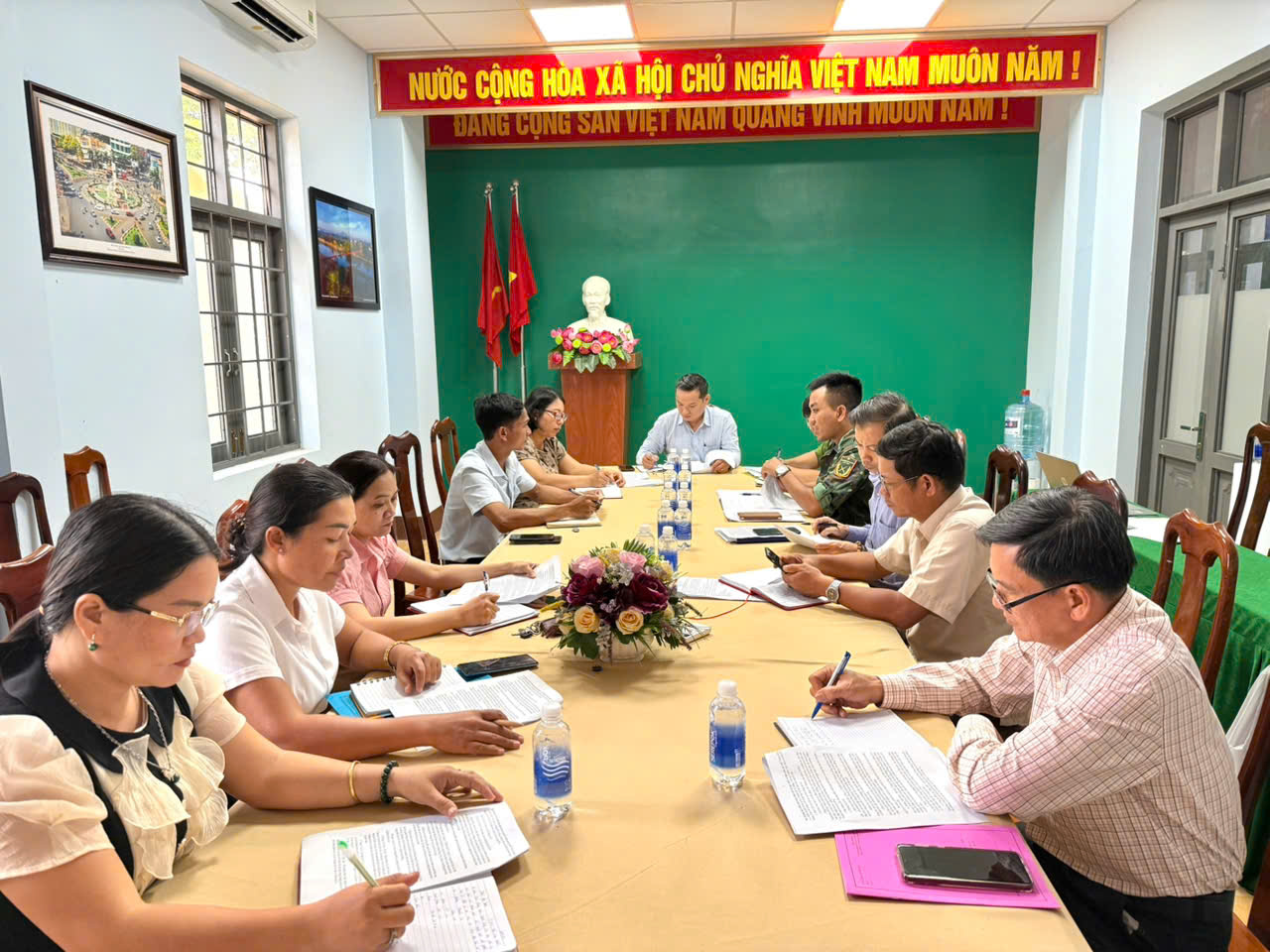 UBND xã Hòa Phú họp khẩn chuẩn bị phương án ứng phó, phòng chống bão Kalmaegi