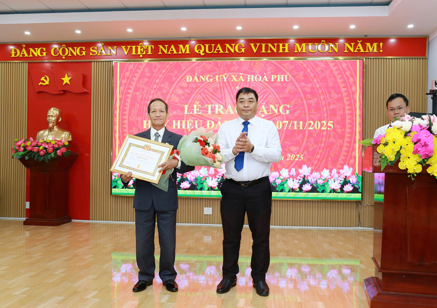 Đảng bộ xã Hòa Phú trao tặng Huy hiệu 45 và 40 năm tuổi Đảng